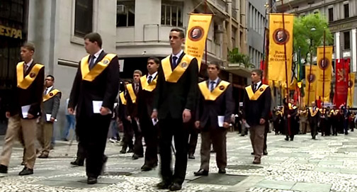 No momento, você está visualizando Vídeo: Desfile pelas ruas de SP – Homenagem a Plinio Corrêa de Oliveira