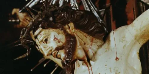 Tristeza, dor e majestade expressas num Crucifixo
