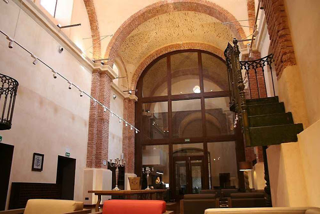 A igreja do convento dominicano de Aracena transformada em lobby e salão