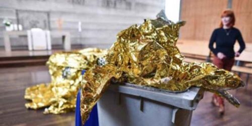 Bom senso de faxineira: “obra de arte” no lixo