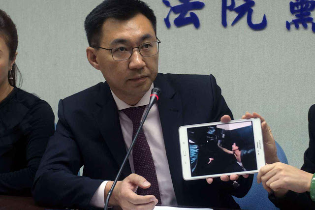 160412 J Chiang, del partido KMT, muestra un vídeo sobre la detención de taiwaneses