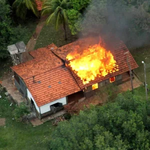 Fazenda Buriti invadida e incendiada por índios, em Sidrolândia (MS)
