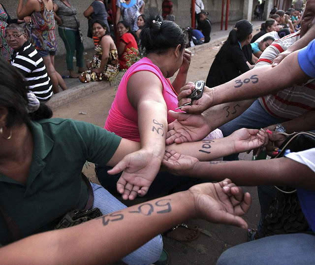 Marcados como animais para conseguir farinha de milho em Barquisimento