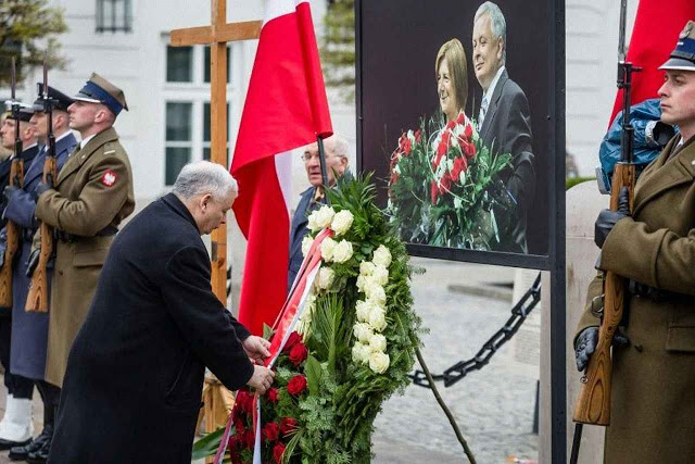 O presidente Jaroslaw Kaczynski homenagie Lech Kaczynski morto com sua mulher e mais 94 personalidades em estranho acidente na Rússia