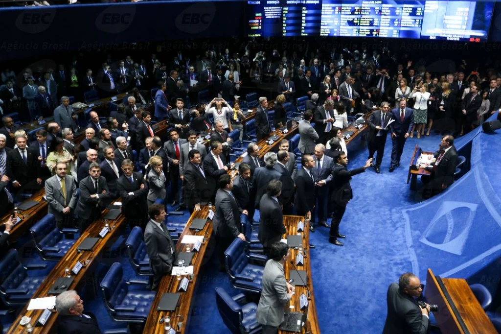 Plenario-do-Senado-no-dia-12-em-que-aprovou-o-impeachment-1024x682 (1)