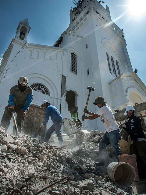 Rescatistas nos escombros da torre da Basílica em Montecristi