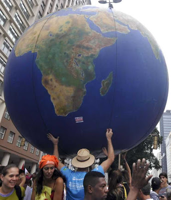 Rio de Janeiro - Manifestação contra o Código Florestal "Marcha Contra o Código Florestal na Rio+20 " em defesa dos bens comuns e contra a mercantilização da vida, realizada na avenida rio Branco, com a participação de estudantes, representantes de movimentos sociais