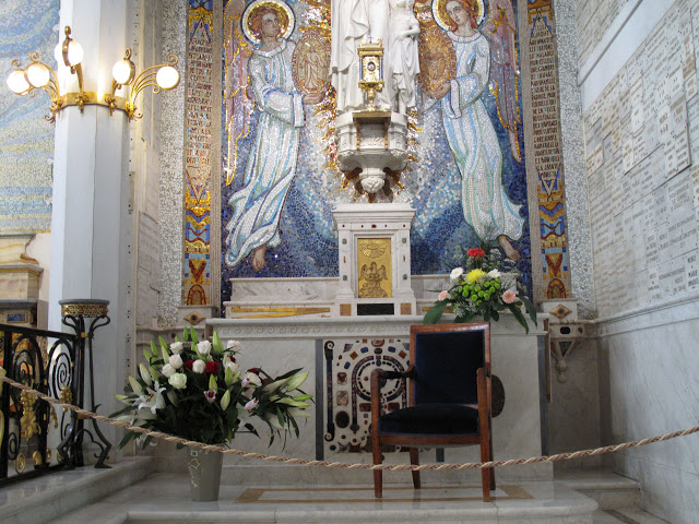 Altar da apariçao e poltrona onde Nossa Senhora sentou
