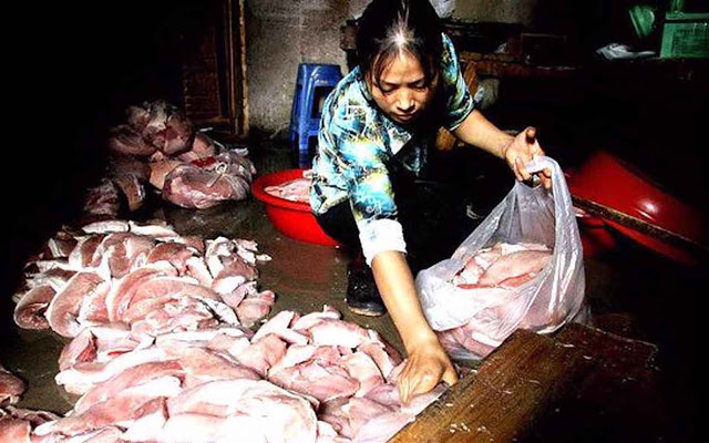 Carne estragada é retirada de loja na província de Fujian