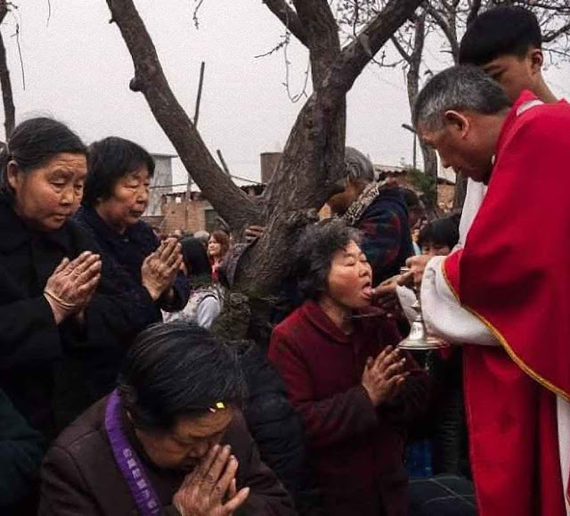 O Pe. Dong Baolu celebra Missa para cat_licos clandestinos numa das muitas igrejas das 'catacumbas'