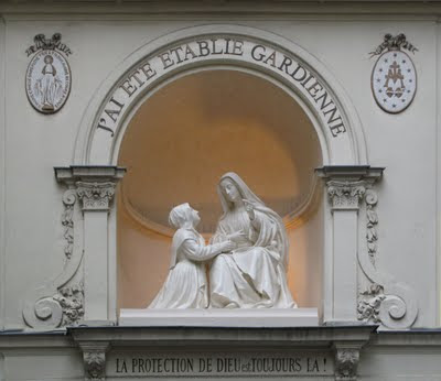 Santa Catarina Labouré aos pés de Nossa Senhora