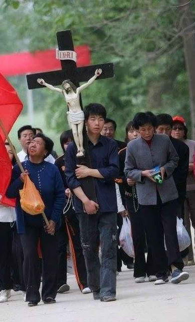 Sob a perseguição, os católicos chineses não esquecem a Procissão, que é tão esquecida no Ocidente...
