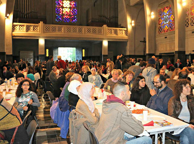 Fim do Ramadan intercultural na igreja de Saint-Jean-Baptiste em Molenbee, presidida pelo pároco e os imames