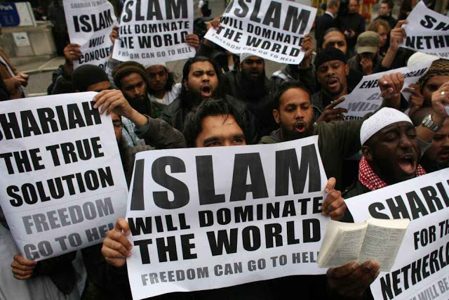 16/10/09 TODAY Picture by Tal Cohen - Muslims protest outside Geert Wilders press conference in central London 16 October 2009, Wilders who faces prosecution in the Netherlands for anti-Islam remarks pays visit to the capital. The Freedom Party leader said 'Lord Malcolm Pearson has invited me to come to the House of Lords to discuss our future plans to show Fitna the movie.' Wilders won an appeal on October 13 against a ban, enforced in February, from entering Britain. Ministers felt his presence would threaten public safety and lead to interfaith violence. (Photo by Tal Cohen) All Rights Reserved – Tal Cohen - T: +44 (0) 7852 485 415 www.talcohen.net Email: tal.c.photo@gmail.com Local copyright law applies to all print & online usage. Fees charged will comply with standard space rates and usage for that country, region or state.