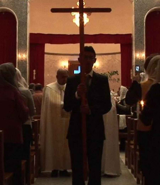 Convertidos entram na 'Igreja das Catacumbas' para n_o serem mortos pelos Isl_