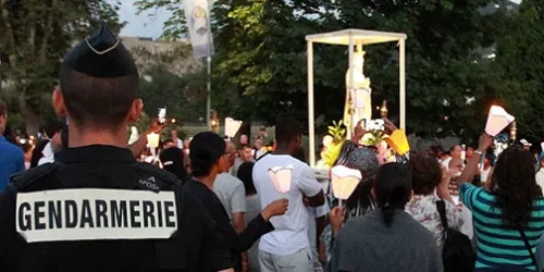 Na festa da Assunção, em Lourdes  devotos vencem moralmente terroristas do Islã