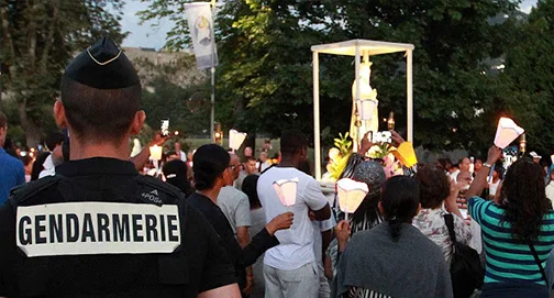 No momento, você está visualizando Na festa da Assunção, em Lourdes  devotos vencem moralmente terroristas do Islã