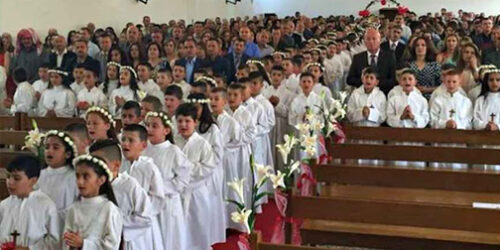 Cem crianças recebem a Primeira Comunhão  sob as ameaças do Estado Islâmico