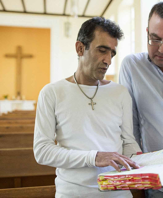 Zonoobi, marceneiro iranano de Shiraz, chegou na Alemanha com sua mulher e dois filhos. Meses depois ficou cristão