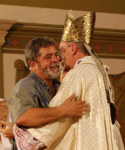 apos-a-queda-do-pt-o-sinodo-pan-amazonico-pode-abrir-nova-via-para-o-comuno-progressismo-dom-claudio-hummes-abraca-lula-na-missa-do-dia-do-trabalho-2003-ana-nascimento-abr