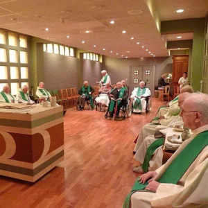 num-ambiente-de-igreja-jovem-sacerdotes-idosos-veem-se-extinguir-o-sonho-de-uma-igreja-dessacralizada-e-igualit_ria