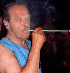 Aldeia Yawalapiti (Xingu) - O ministro da Justiça, Tarso Genro, fuma cigarro oferecido pelos xamãs indígenas que participam do Kuarup, cerimônia em homenagem aos mortos ilustres do Parque Indígena do Xingu Foto: Radialista - Beth Begonha/ABr