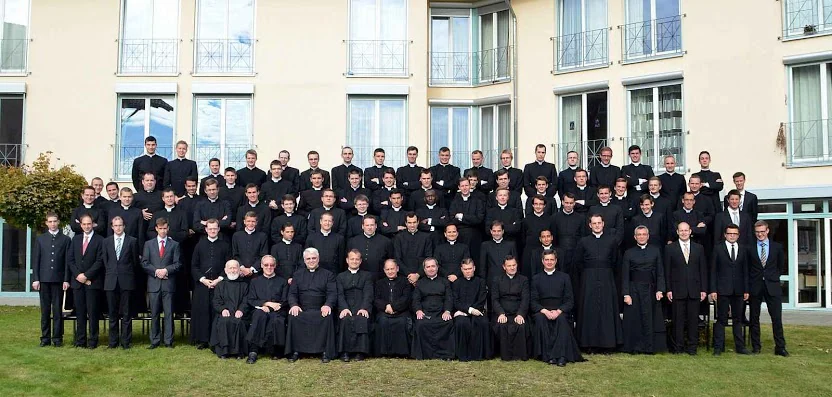 seminario-da-fraternidade-sacerdotal-sao-pedro-em-wigratzbad-2016-um-dos-que-forma-segundo-os-estilos-tradicionais-e-enche-de-candidatos