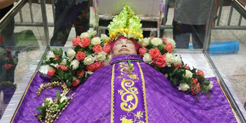 Ante a proibição de enterrar o Bispo com sua mitra, fiéis o ornam com uma de mitra de flores