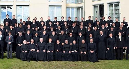 No momento, você está visualizando Seminários tradicionais enchem na França: mas por cada padre ordenado morrem oito “modernizados”!