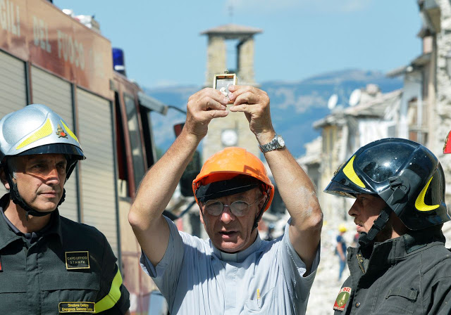 160830-padre-savino-de-amatrice-muestra-imagen-de-la-madonna-de-filetta-recuperada-en-la-iglesia-de-san-agust_n-destru_da