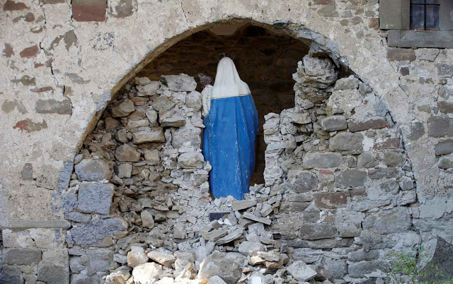 imagem-de-nossa-senhora-sendo-resgatada-das-ru_nas-do-cemit_rio-de-santangelo-em-amatrice-a-recupera__o-devolveu-a-esperan_a-aos-habitantes