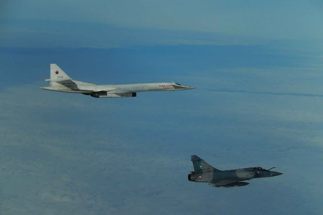 um-tupolev-tu-160-escoltado-por-um-jato-frances