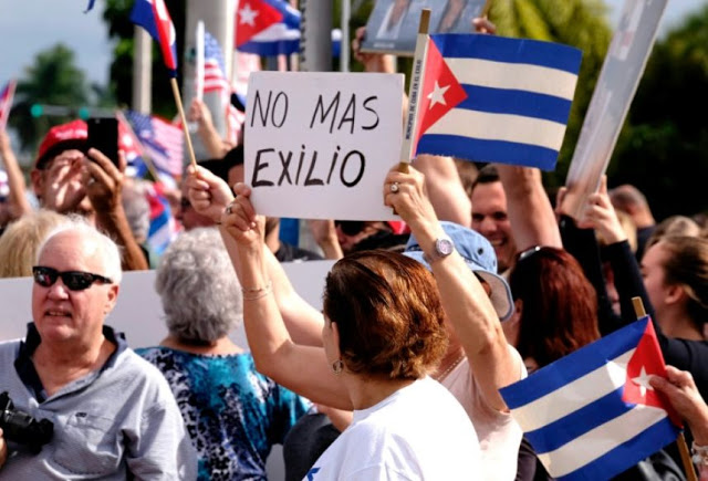 cubanos-festejam-no-exilio