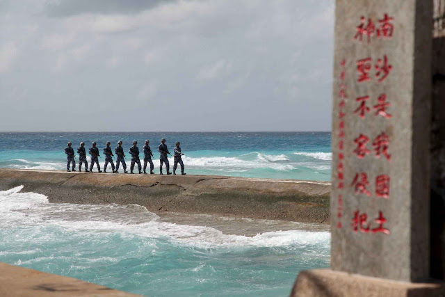 fevereiro-2016-soldados-chineses-nas-ilhas-spratly-nansha-para-os-chineses-a-placa-diz-nansha-e-nossa-terra-nacional-sagrada-e-inviolavel