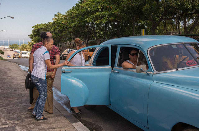 taxi-em-cuba-sobem-todos-os-que-cabem-o-escaso-transporte-publico-sobrevive-com-o-mercado-negro-de-combustiveis