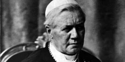 Tensão e distensão no semblante  de um Santo