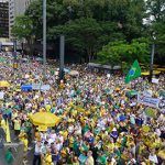 “Nossa bandeira verde e amarela, sem foice e martelo”