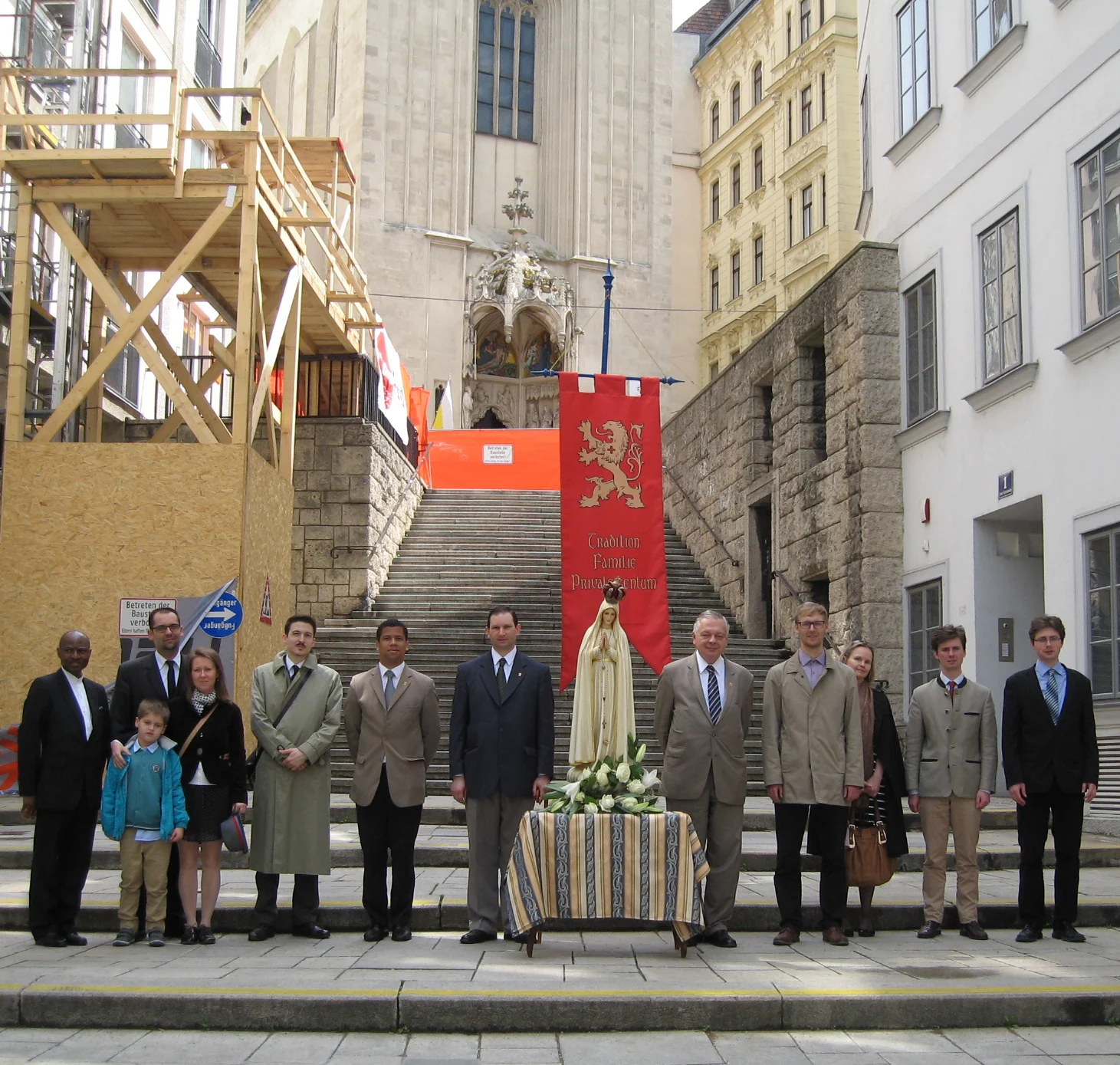 No momento, você está visualizando Terço público em Viena, Áustria, pelo Centenário de Nossa Senhora de Fátima
