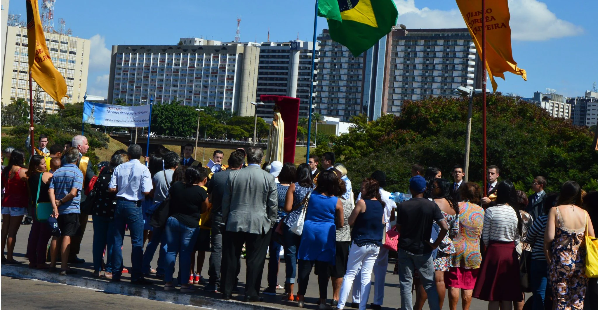 No momento, você está visualizando Fotos – Terço público pelo Centenário de Nossa Senhora De Fátima em Brasília – DF