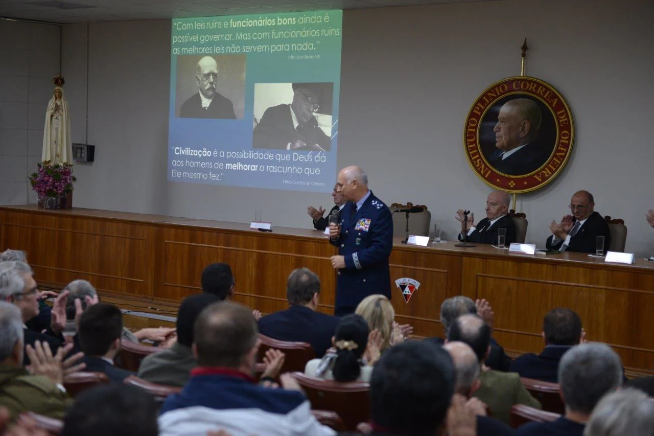 No momento, você está visualizando Vídeo: A Missão da FAB – Major Brigadeiro do Ar Marcelo Kanitz Damasceno
