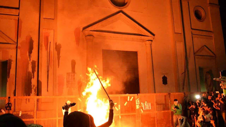 No momento, você está visualizando “Queimem o Papa!” respondem feministas à proposta de “acolhida”