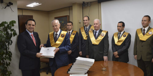 IPCO entrega assinaturas “Pelo Direito de Nascer”