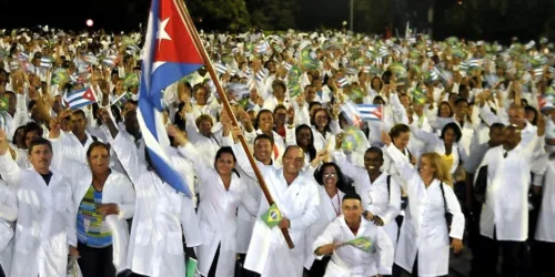 Médicos cubanos: “bolsistas” ou escravos?