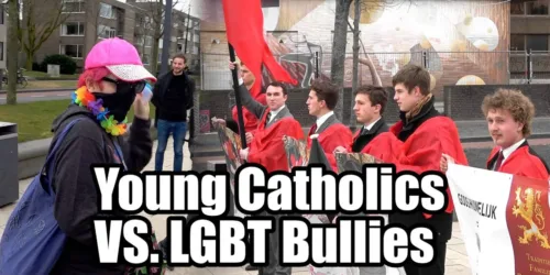 HOLANDA — integrantes do movimento LGBT agridem jovens católicos