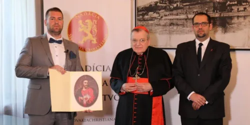 Concorrida conferência do Cardeal Burke na Eslováquia