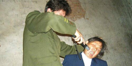 Arrancando “confissões” como no auge da Revolução maoísta