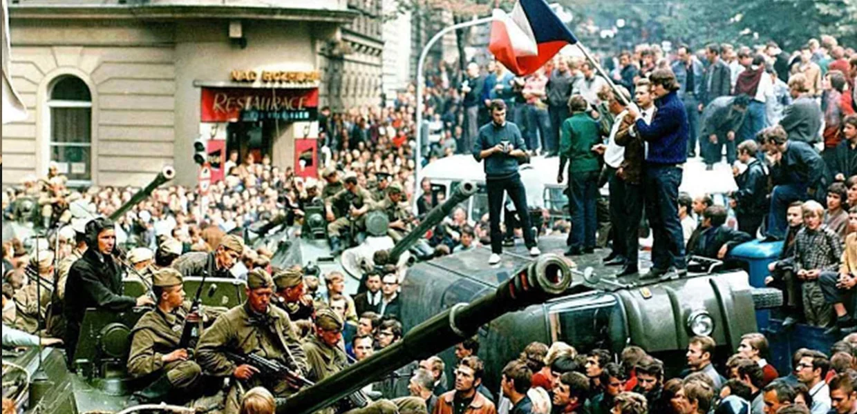 No momento, você está visualizando Há 50 anos, tanques soviéticos esmagavam Praga. Mas a cobra marxista quer voltar hoje no Brasil!