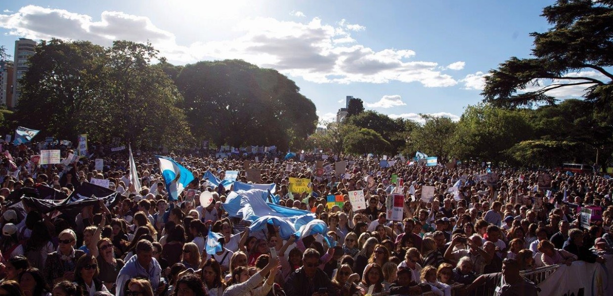 No momento, você está visualizando Argentina – Batalha vitoriosa numa “guerra religiosa” que não terminou
