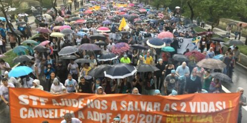 Apesar da forte chuva, milhares de pessoas participaram da Marcha pela Vida Brasil