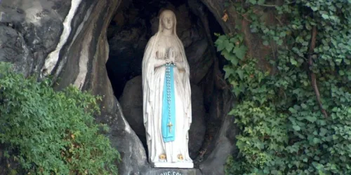 LOURDES — a aparição que confirmou um dogma